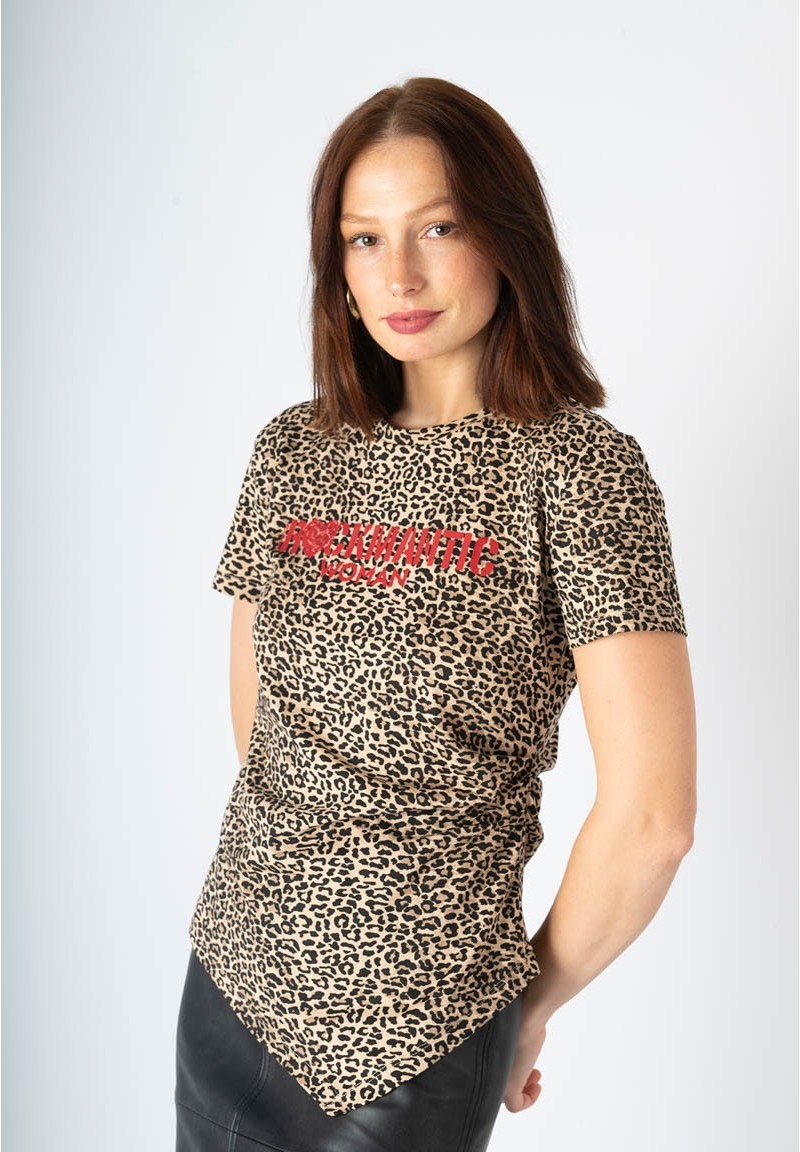 Camiseta Rockmantic Woman animal print, detalle frontal cercano del pecho.