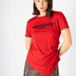Camiseta Rockmantic Woman roja de corte asimétrico, vista frontal.