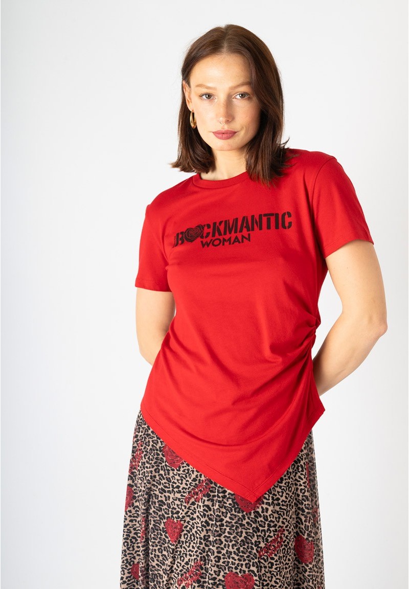 Camiseta Rockmantic Woman roja de corte asimétrico, vista frontal.