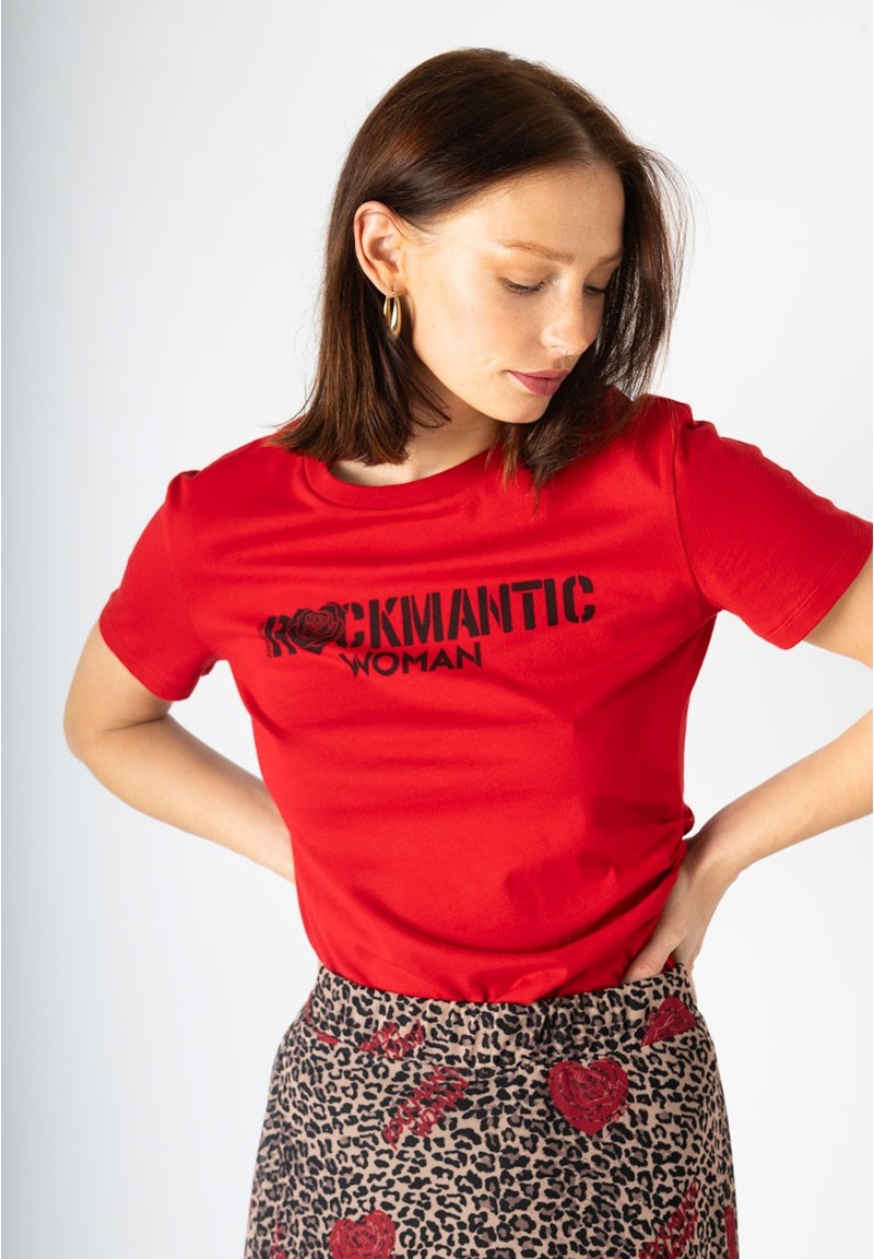 Camiseta Rockmantic Woman roja de corte asimétrico, segunda vista frontal.