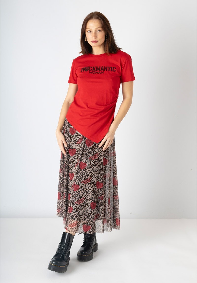Camiseta Rockmantic Woman roja de corte asimétrico, vista frontal completa más alejada.