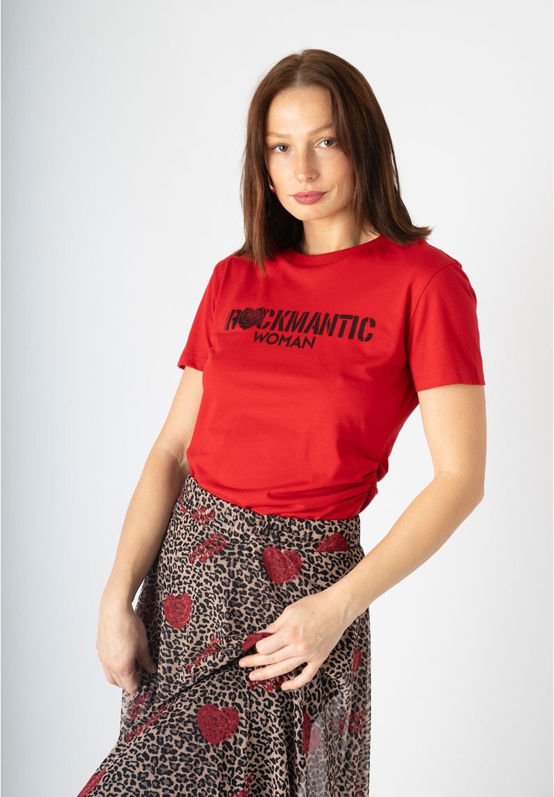 Camiseta Rockmantic Woman roja de corte asimétrico, vista frontal alternativa más alejada.