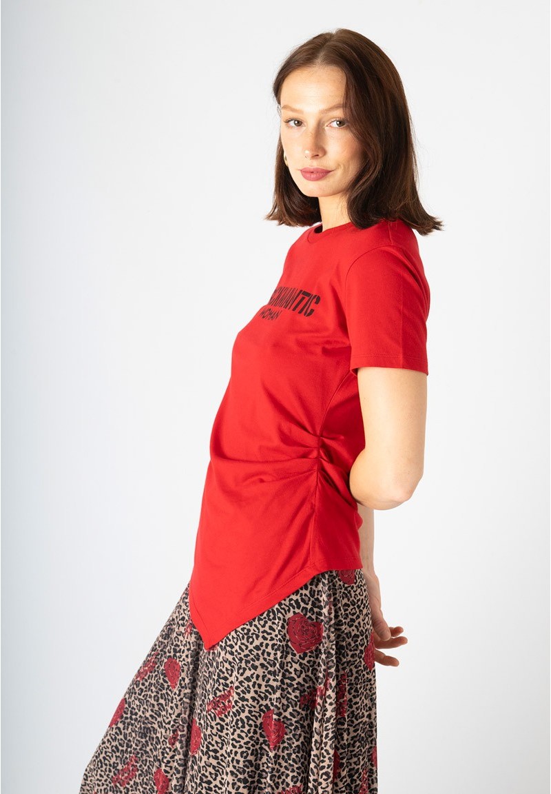 Camiseta Rockmantic Woman roja de corte asimétrico, vista lateral.