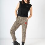 Pantalón Rockmantic Woman de animal print visto de frente, moda para mujer en Valladolid.
