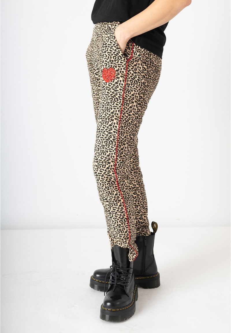 Detalle lateral del Pantalón Rockmantic Woman animal print con corazón en rojo.