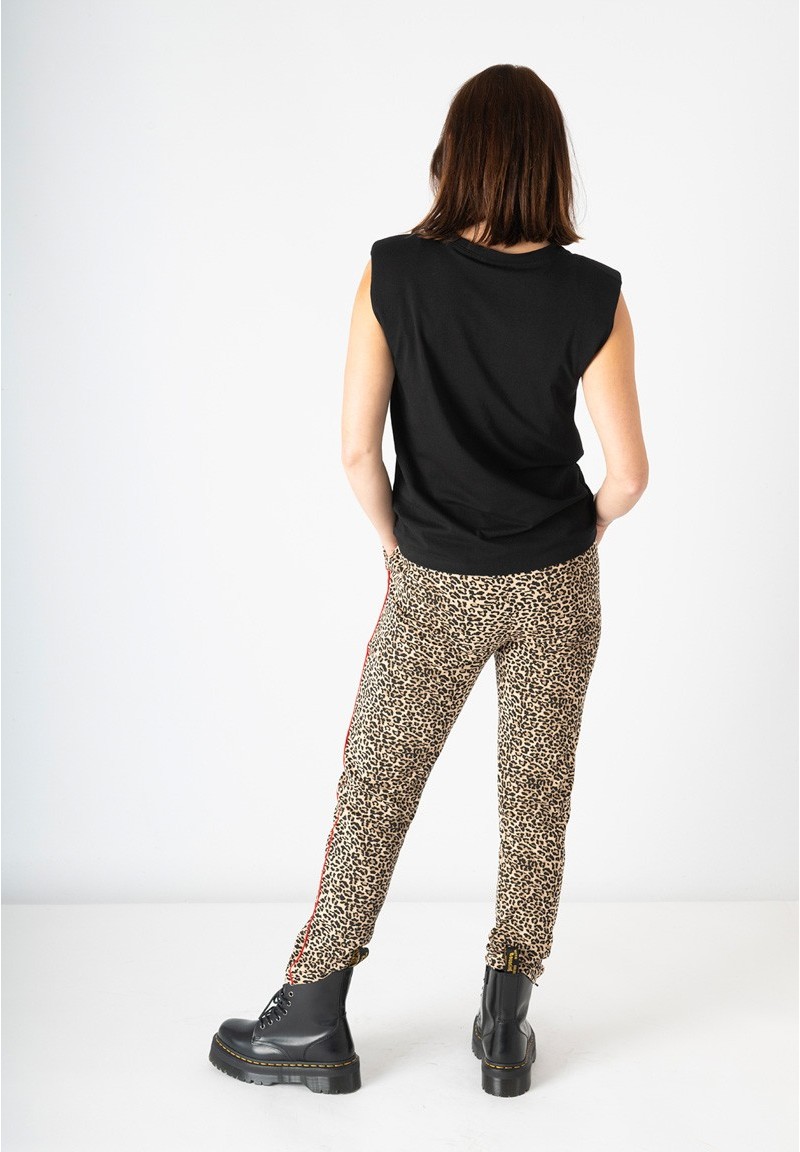 Vista trasera del Pantalón Rockmantic Woman con estampado animal print.