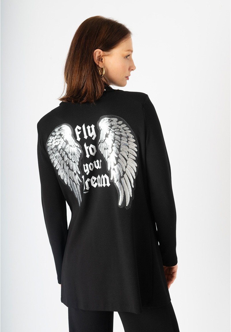 Chaqueta negra Fly To Your Dream con alas bordadas y mensaje en la espalda, vista trasera.