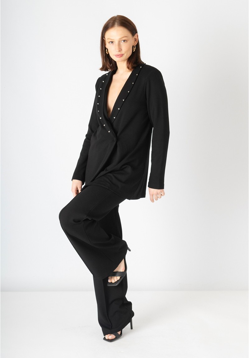 Chaqueta negra Fly To Your Dream con tachuelas en la solapa, vista frontal alternativa.