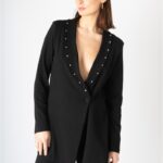 Chaqueta negra Fly To Your Dream con tachuelas en la solapa, vista frontal medio cuerpo.