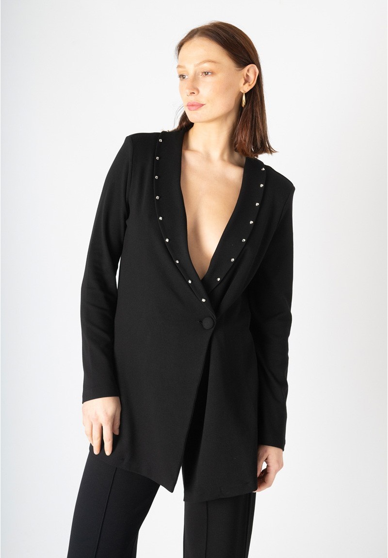 Chaqueta negra Fly To Your Dream con tachuelas en la solapa, vista frontal medio cuerpo.