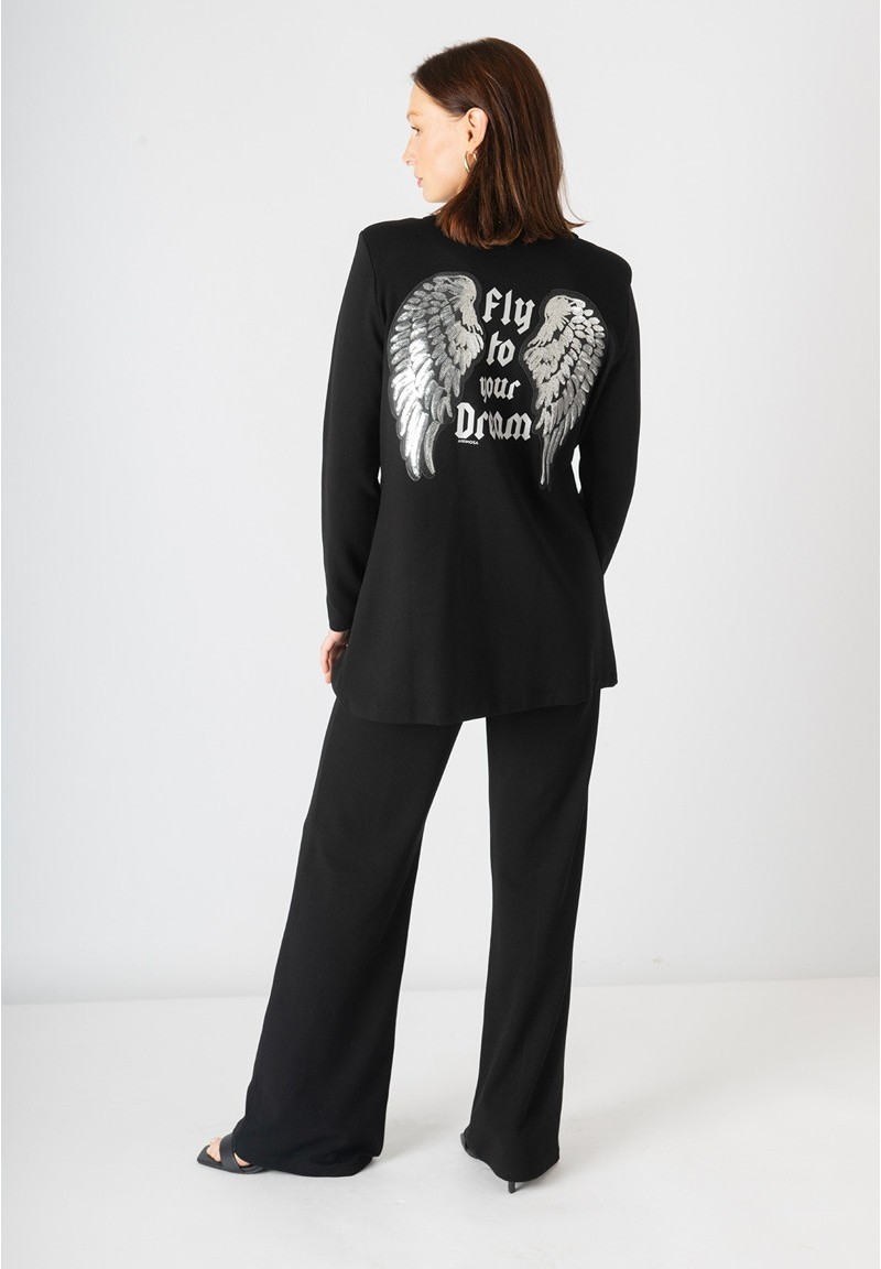 Chaqueta negra Fly To Your Dream con alas bordadas en lentejuelas y mensaje en la espalda, vista trasera completa.