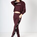 Pantalón Animosa Estrellas burdeos con franja lateral negra y estrellas bordadas, vista frontal completa.