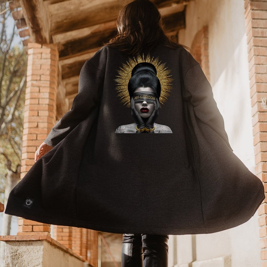 Mujer de espaldas con abrigo gris antracita oversize e ilustración artística en la parte trasera.