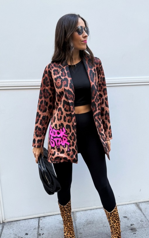 Mujer con blazer de leopardo abierta, combinada con leggins negros y bolso.