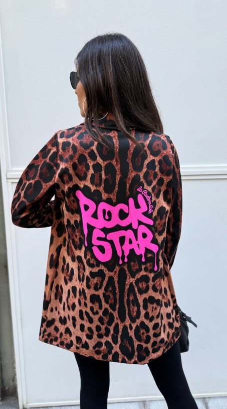 Mujer de espaldas con blazer de leopardo efecto neopreno y mensaje “ROCK STAR” en fucsia.