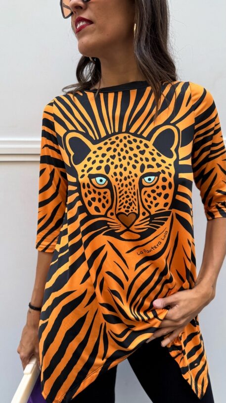 Mujer con camiseta “Sueños” asimétrica de media manga en tejido satinado elástico con estampado de leopardo, vista frontal.