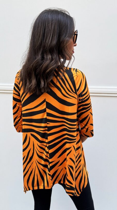 Vista trasera de la camiseta “Sueños” de media manga con corte asimétrico.