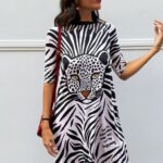 Mujer con vestido “Sueños” de media manga, corte evasé y estampado de leopardo en tela satinada elástica.