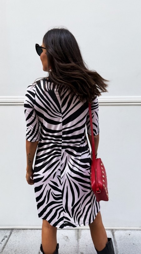 Vista trasera del vestido “Sueños” con corte evasé y estampado felino en blanco y negro.